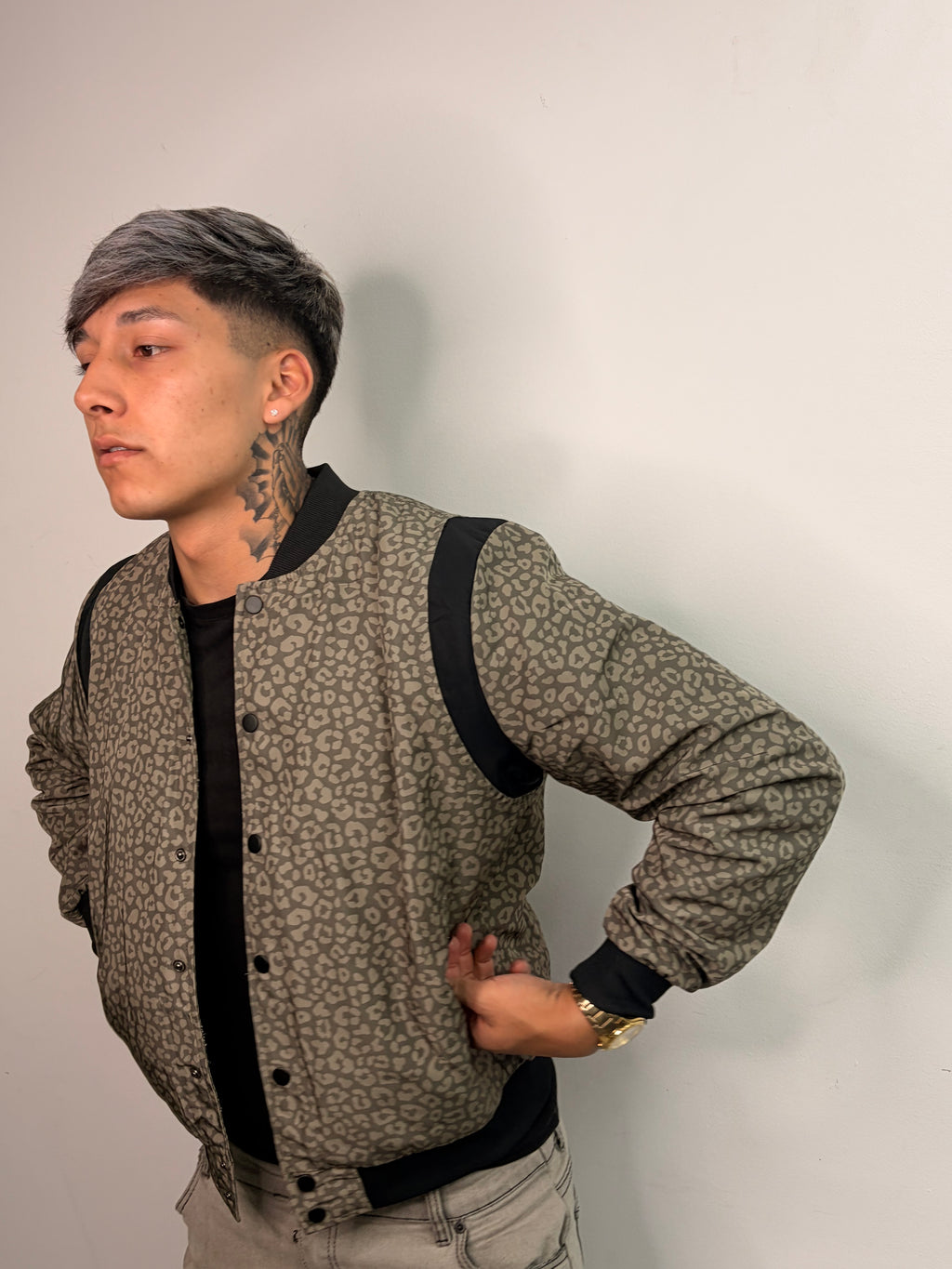 Bomber Aviator — Essential