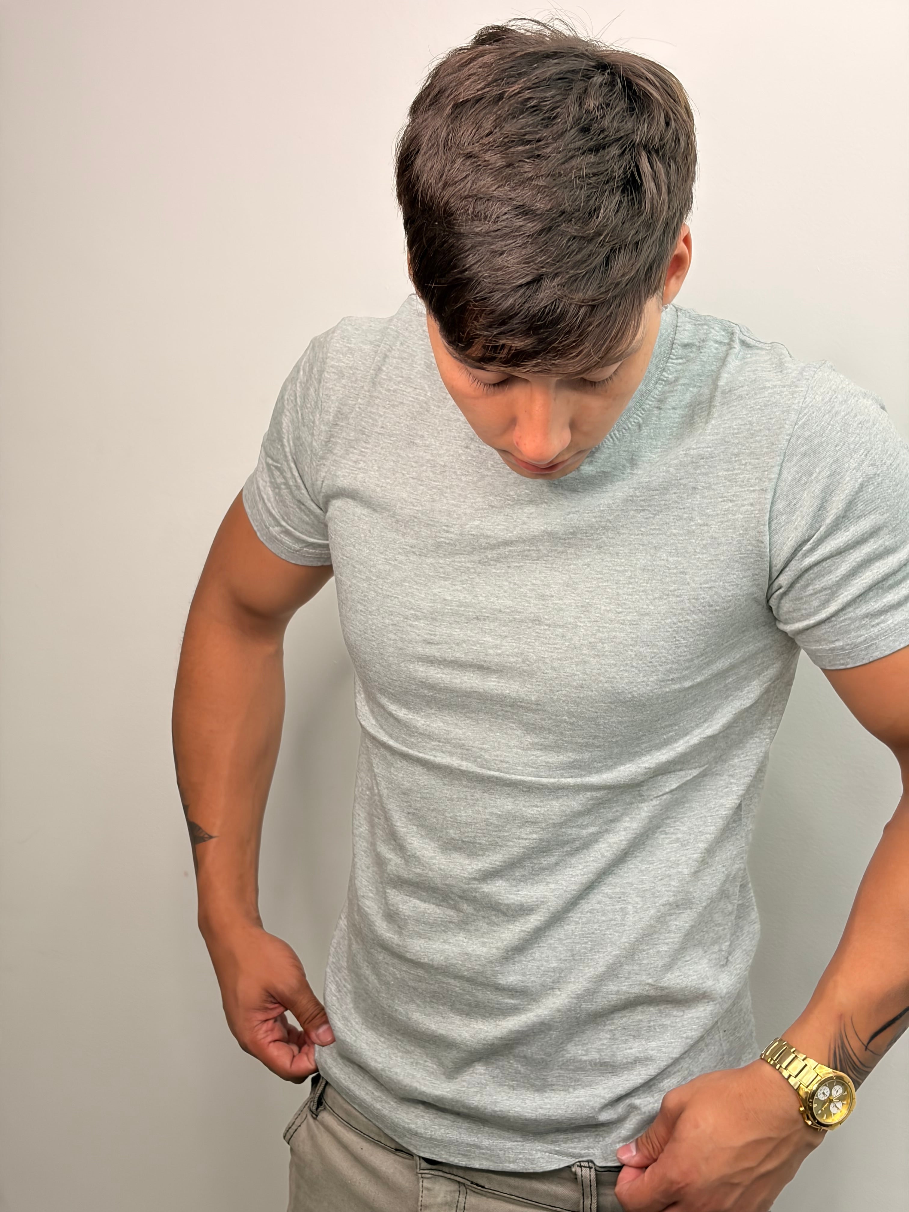 Polera Esencial Slim — Gris Piedra