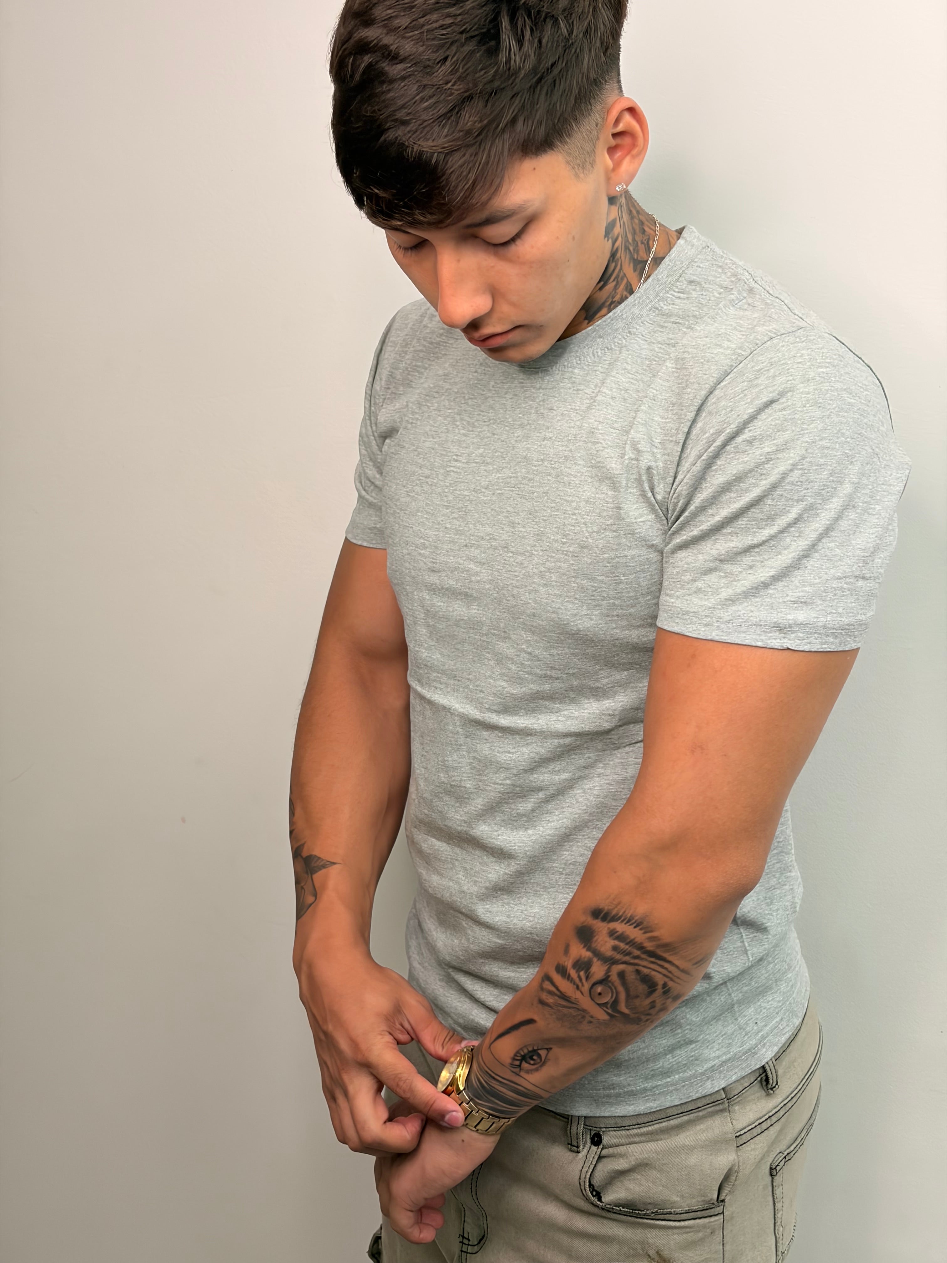 Polera Esencial Slim — Gris Piedra