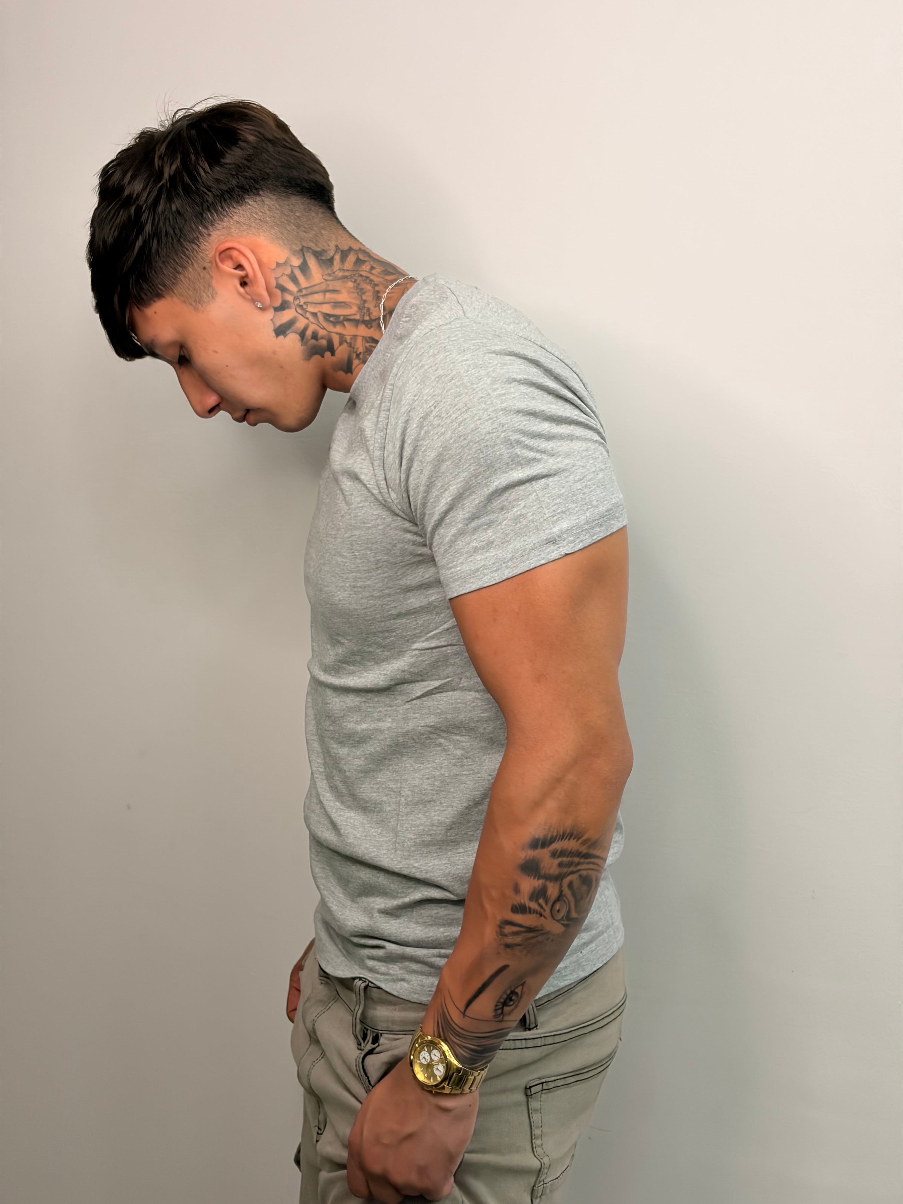 Polera Esencial Slim — Gris Piedra