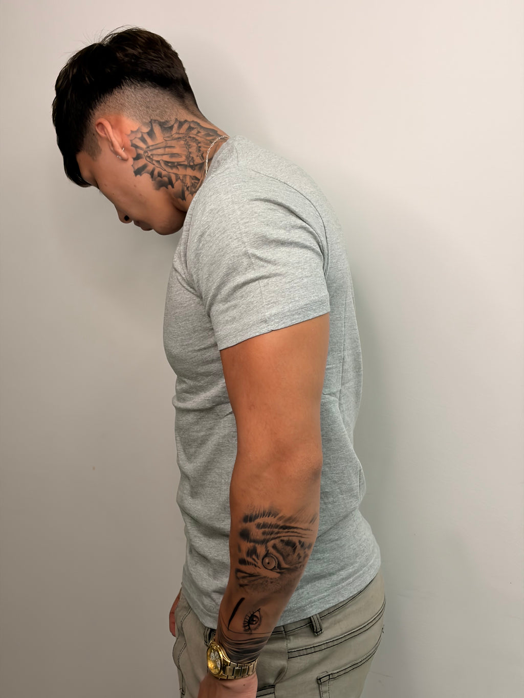 Polera Esencial Slim — Gris Piedra