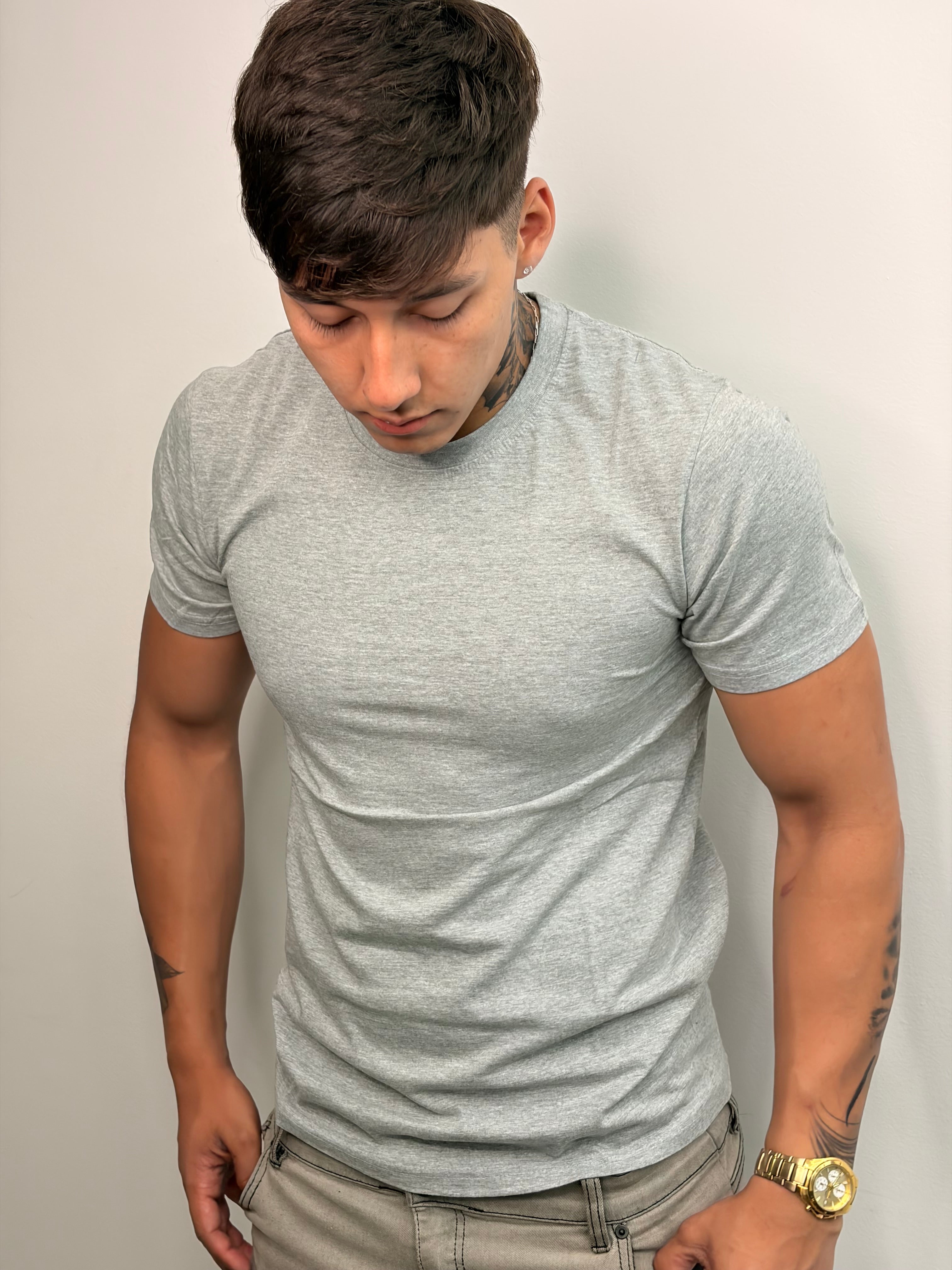 Polera Esencial Slim — Gris Piedra